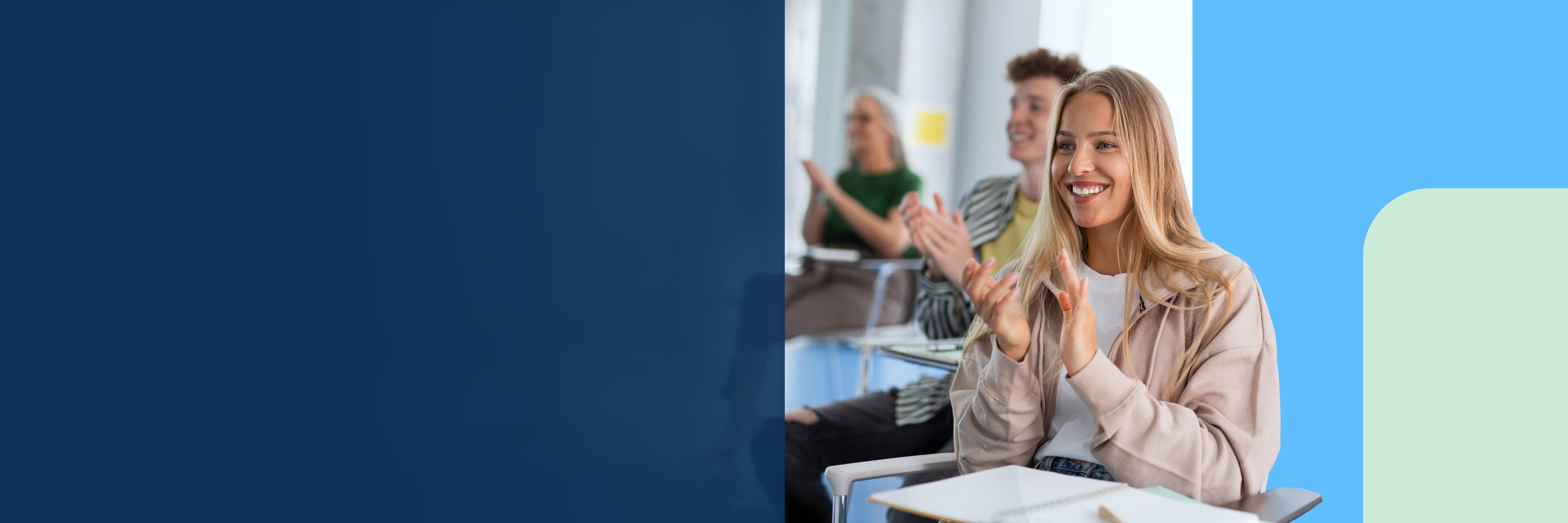 Eine junge Frau klatscht in die Hände.