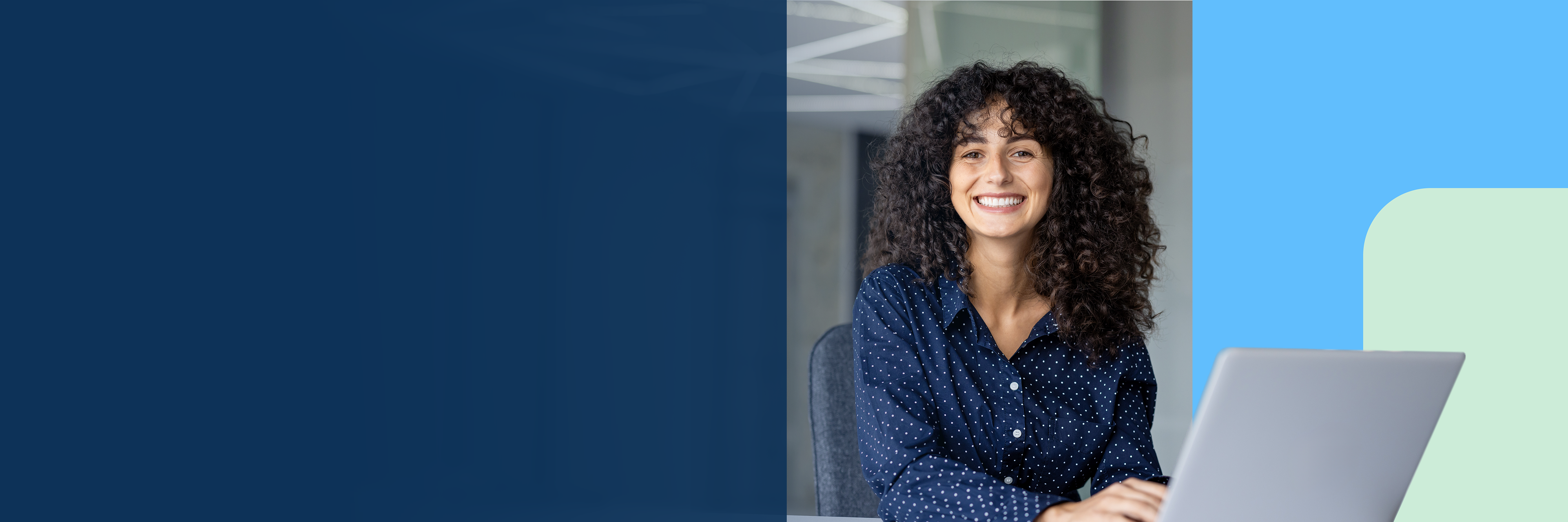 Eine junge Frau sitzt arbeitend an einem Laptop.